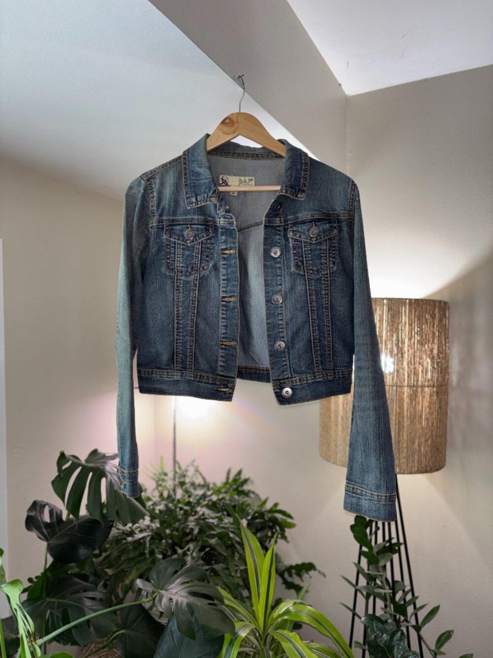 Chiqle Cropped Denim Jacket Blue Size M Soft Stretch Cotton Blend EUC - Picture 3 of 9